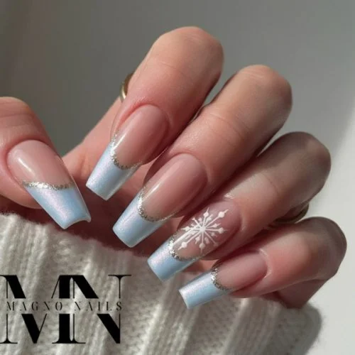 Hellblaue Metallic Nägel - UV Gel - Winter Nageldesign ideen